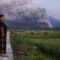 gunung semeru memuntahkan asap dan abu di lumajang pada 4 desember 2022 ap 169