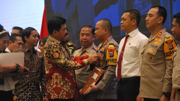kapolresta dan kasat reskrim polresta banyuwangi mendapat pin emas dari men pan rb 169